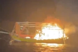 Chiếc tàu cá bị cháy rụi trên biển. (Ảnh: TTXVN phát)