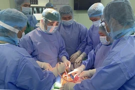 Các bác sỹ Bệnh viện Đa khoa Trung ương Cần Thơ thực hiện ca phẫu thuật cho bệnh nhân. (Ảnh: TTXVN phát)