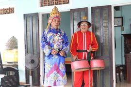 Nghệ nhân ưu tú Vũ Huy Bình (phải) và ông Nguyễn Tấn Sâm tập dượt các bài Chèo Bả trạo. (Ảnh: Đinh Hương/TTXVN)