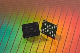 Chip do công ty SK hynix nghiên cứu sản xuất được giới thiệu tại Santa Clara, California, Mỹ. (Ảnh: Yonhap/TTXVN)