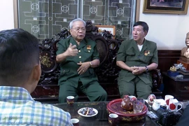 Cựu lực lượng thanh niên xung phong tỉnh Quảng Bình ôn lại kỷ niệm mở đường 20 Quyết Thắng 65 năm về trước. (Ảnh: Tá Chuyên/TTXVN)