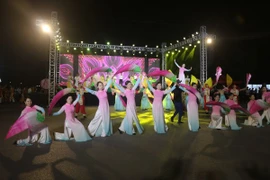 Gần 1.000 nghệ sỹ, diễn viên, nghệ nhân đến từ 20 huyện, thành, thị và các vũ đoàn, nhóm nhảy mang đến Lễ hội không khí sôi động bằng những màn trình diễn hấp dẫn. (Ảnh: Bích Huệ/TTXVN)