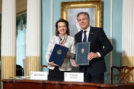 Ngoại trưởng Mỹ Antony Blinken và người đồng cấp Argentina Diana Mondino ký biên bản ghi nhớ nối lại đối thoại cấp cao giữa hai nước. (Nguồn: Chính phủ Mỹ)