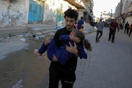 Em nhỏ bị thương do xung đột Hamas-Israel tại Rafah, Dải Gaza. (Ảnh: THX/TTXVN)
