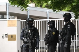 Cảnh sát được triển khai bên ngoài Tòa án hình sự Pezinok ở phía Bắc thủ đô Bratislava, nơi nghi phạm âm mưu sát hại Thủ tướng Slovakia Robert Fico ra trình diện. (Ảnh: AFP/TTXVN)