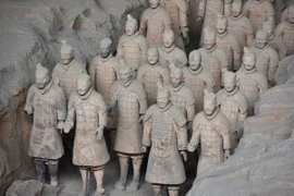 Tượng Binh mã Tần Thủy Hoàng là một quần thể tượng người, ngựa bằng đất nung được sắp đặt trong 3 hầm mộ riêng biệt, ước tính có hơn 8.000 binh sỹ cùng với 130 xe ngựa, 520 ngựa. (Ảnh: Thành Dương/TTXVN)