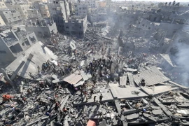 Hiện trường vụ không kích của Israel xuống thành phố Khan Yunis, Dải Gaza. (Ảnh: AFP/TTXVN)