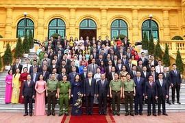 Chủ tịch nước Tô Lâm với các cán bộ Văn phòng Chủ tịch nước. (Ảnh: Thống Nhất/TTXVN)