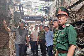 Thượng tướng Trần Quốc Tỏ có mặt tại hiện trường vụ cháy sáng 24/5. (Ảnh: Phạm Kiên/TTXVN)