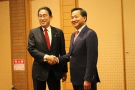 Phó Thủ tướng Chính phủ Lê Minh Khái (phải) gặp Thủ tướng Nhật Bản Kishida Fumio. (Ảnh: Nguyễn Tuyến/TTXVN)