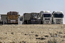 Xe tải chở hàng viện trợ cho Dải Gaza tập trung gần cửa khẩu Rafah bên phía Ai Cập ngày 23/3. (Ảnh: AFP/TTXVN)