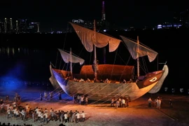 Chương trình nghệ thuật “Chuyến tàu huyền thoại” là một vở đại nhạc kịch ngoài trời lần đầu tiên được tổ chức trên sông Sài Gòn. (Ảnh: Thu Hương/TTXVN)