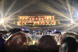 Sân điện Kiến Trung lung linh, huyền ảo trong đêm mưa diễn ra chương trình nhạc Trịnh. (Nguồn: Báo Thừa Thiên-Huế)