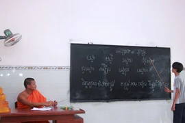 Học chữ Khmer vào dịp Hè là việc làm thiết thực, ý nghĩa trong việc góp phần chung tay giữ gìn, phát huy tiếng nói, chữ viết của dân tộc. (Ảnh: Chanh Đa/TTXVN)