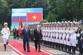 Chủ tịch nước Tô Lâm và Tổng thống Liên bang Nga Vladimir Putin duyệt Đội danh dự Quân đội nhân dân Việt Nam. (Ảnh: Nhan Sáng/TTXVN)