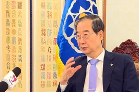 Thủ tướng Hàn Quốc Han Duck-soo trả lời phỏng vấn của TTXVN. (Ảnh: Trường Giang/TTXVN)