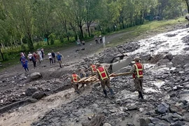 Lực lượng cứu hộ làm việc tại hiện trường trận lũ bùn ở vùng Nookat thuộc Osh Oblast, Kyrgyzstan. (Nguồn: Xinhua)