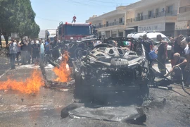 Các phương tiện bị phá hủy sau vụ không kích của Israel xuống Khiam, Liban ngày 23/6. (Ảnh: THX/TTXVN)