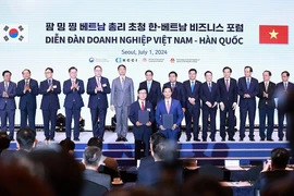 Thủ tướng Phạm Minh Chính chứng kiến trao biên bản hợp tác giữa doanh nghiệp Việt Nam và Hàn Quốc. (Ảnh: Dương Giang/TTXVN)