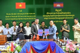 Hai bên ký biên bản bàn giao, tiếp nhận, hồi hương hài cốt liệt sỹ quân tình nguyện và chuyên gia Việt Nam. (Ảnh: TTXVN phát)