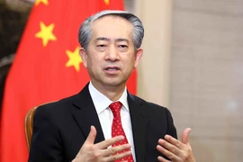 Đại sứ Trung Quốc tại Việt Nam Hùng Ba trả lời phỏng vấn các cơ quan thông tấn, báo chí. (Ảnh: Phạm Kiên/TTXVN)