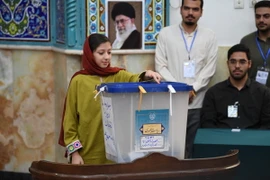 Cử tri Iran bỏ phiếu bầu Tổng thống tại điểm bầu cử ở Tehran, ngày 28/6. (Ảnh: THX/TTXVN)