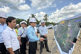 Lãnh đạo Cục cao tốc Việt Nam kiểm tra gói thầu xây lắp số 9 và số 10, Dự án thành phần 4 thuộc Dự án đầu tư xây dựng công trình đường bộ cao tốc Châu Đốc-Cần Thơ-Sóc Trăng giai đoạn 1. (Ảnh: TTXVN phát)