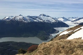 Sông băng Mendenhall, một trong hàng chục sông băng lớn kéo dài từ Cánh đồng băng Juneau. (Nguồn: Alaska News)