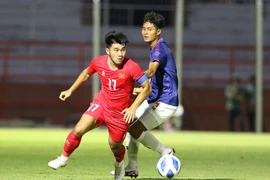 Một pha tranh bóng giữa cầu thủ U19 Việt Nam và U19 Myanmar. (Nguồn: VFF)