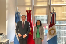Đại sứ Việt Nam tại Argentina Ngô Minh Nguyệt (bên phải) tại buổi làm việc với Hạ nghị sỹ Juan Fernando Brugge. (Ảnh: TTXVN phát)