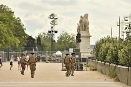 Quân đội Pháp tuần tra dọc sông Seine ở Paris. (Ảnh: Kyodo/TTXVN)