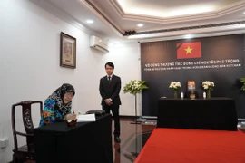 Công chúa Hajah Masna thay mặt Hoàng gia và Chính phủ Brunei ghi sổ tang tại Lễ viếng Tổng Bí thư Nguyễn Phú Trọng. (Ảnh: TTXVN phát)