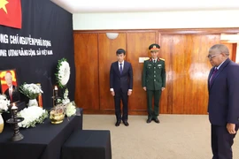 Tổng thư ký ANC Fikile Mbalula viếng Tổng Bí thư Nguyễn Phú Trọng. (Ảnh: Nguyễn Hoàng Minh/TTXVN)