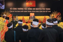 Thân nhân Tổng Bí thư Nguyễn Phú Trọng tại xã Đông Hội làm lễ trước giờ truy điệu. (Ảnh: TTXVN)