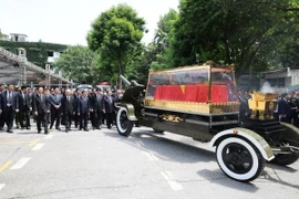 Xe chở linh cữu Tổng Bí thư Nguyễn Phú Trọng rời Nhà tang lễ Quốc gia. (Ảnh: TTXVN)