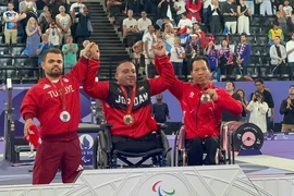 Lực sỹ Lê Văn Công xuất sắc giành Huy chương Đồng hạng 49kg môn cử tạ Paralympic 2024. (Ảnh: TTXVN)