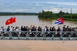 Đoàn đại biểu Cuba thăm cầu Hiền Lương thuộc Khu du tích quốc gia đặc biệt Đôi bờ Hiền Lương-Bến Hải (huyện Vĩnh Linh). (Ảnh: Thanh Tùng/TTXVN)