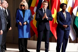 Tổng thống Pháp Emmanuel Macron, cùng phu nhân Brigitte Macron và Tổng thư ký Tổ chức Quốc tế Pháp ngữ (OIF) Louise Mushikiwabo, đến tham dự Hội nghị thượng đỉnh Pháp ngữ lần thứ 19, tại lâu đài Villers-Cotterets, Pháp. (Nguồn: Reuters)