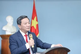 Đại sứ Việt Nam tại Lào Nguyễn Minh Tâm nói chuyện với các thầy cô giáo Trường song ngữ Lào-Việt Nam Nguyễn Du. (Ảnh: Xuân Tú/TTXVN)