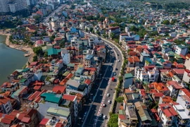 Dự án hoàn thành góp phần nâng cao năng lực giao thông của thành phố, tăng cường khả năng kết nối giao thông, đồng thời nâng cao năng lực phòng chống lũ của tuyến đê hữu Hồng, bảo vệ Thủ đô. (Ảnh: Phạm Tuấn Anh/TTXVN)