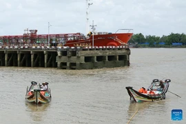 Lực lượng cứu hộ tìm kiếm những người mất tích sau vụ tai nạn phà trên sông ở Yangon, Myanmar, ngày 10/7. (Nguồn: Xinhua)