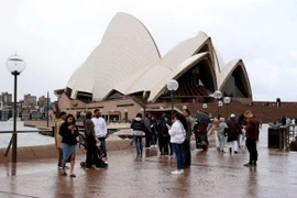 Khách du lịch tham quan khu vực Nhà hát Opera ở Sydney, Australia. (Ảnh: Getty Images/TTXVN)