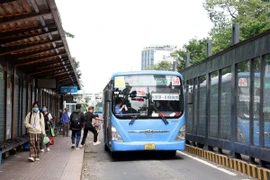 Hành khách đón xe buýt tại Trạm xe buýt trên đường Hàm Nghi, Quận 1, Thành phố Hồ Chí Minh. (Ảnh: Tiến Lực/TTXVN)