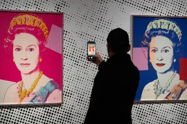 Hai bức chân dung của cố Nữ hoàng Anh Elizabeth II trong bộ sưu tập "Reigning Queens" của danh họa Andy Warhol. (Ảnh: AP)