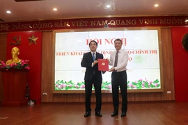 Ông Lê Minh Hưng - Ủy viên Bộ Chính trị, Trưởng Ban Tổ chức Trung ương - trao quyết định của Bộ Chính trị về điều động, chỉ định làm bí thư Tỉnh ủy Khánh Hòa cho ông Nghiêm Xuân Thành. (Ảnh Đặng Tuấn/TTXVN)