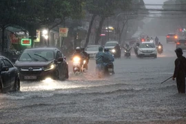 Đường Phan Đăng Lưu (quận Hải Châu, thành phố Đà Nẵng) bị ngập nhiều đoạn do mưa lớn. (Ảnh: Quốc Dũng/TTXVN)