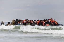 Người di cư nỗ lực vượt eo biển Manche từ Gravelines, Pháp để sang Anh. (Ảnh: Getty Images/TTXVN)