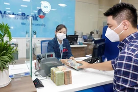 Khách hàng giao dịch tại VietinBank Chi nhánh Ba Đình. (Ảnh: Trần Việt/TTXVN)