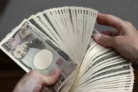 Kiểm tiền mệnh giá 10.000 yen tại Tokyo, Nhật Bản. (Ảnh: AFP/TTXVN)