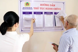 Người dân tìm hiểu về Luật Cư trú mới. (Ảnh: Phạm Kiên/TTXVN)